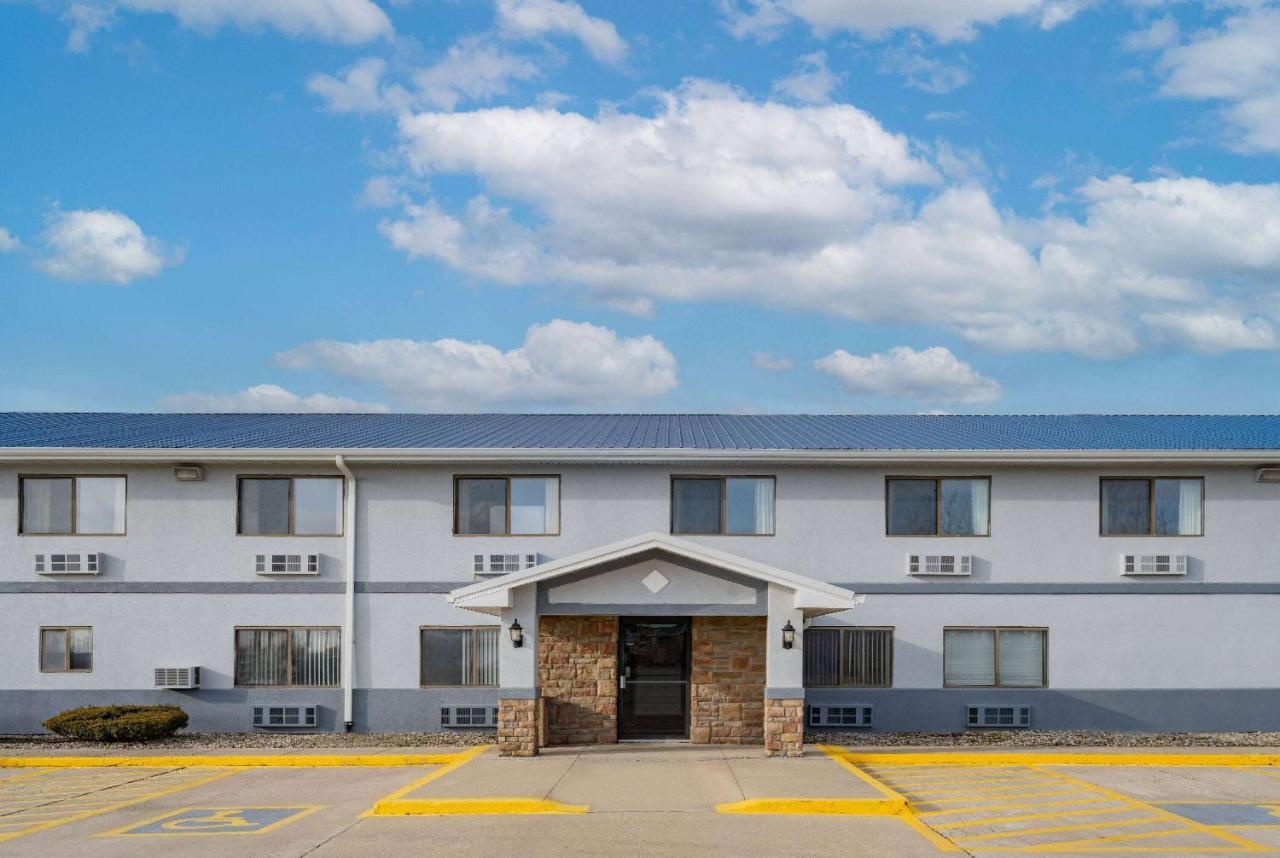 Super 8 By Wyndham Danville Exterior photo
